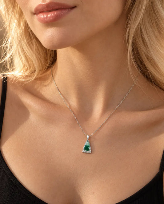 Collar de Ágata Musgosa Triángulo en Plata 925 - llevado por una modelo, primer plano en la clavícula