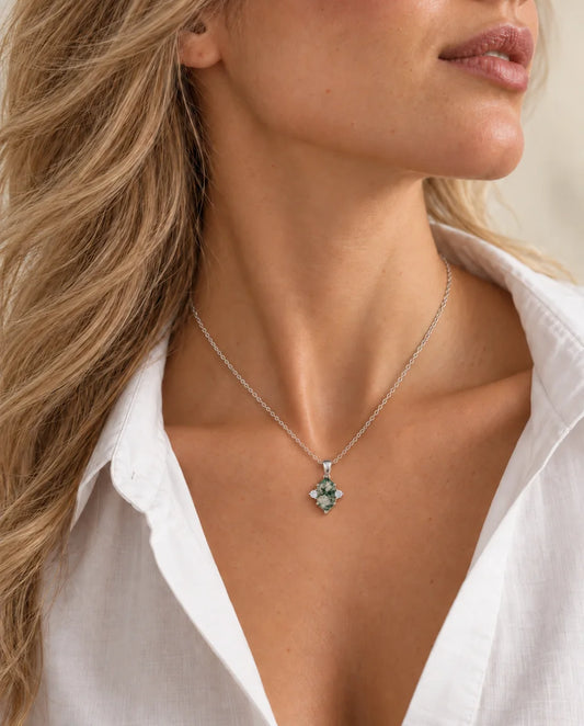 Collar de ágata musgosa - llevado por una modelo