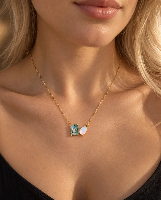 Collar de Ágata Musgosa y Ópalo en Plata 925 Chapada en Oro - llevado por una modelo, primer plano en la clavícula