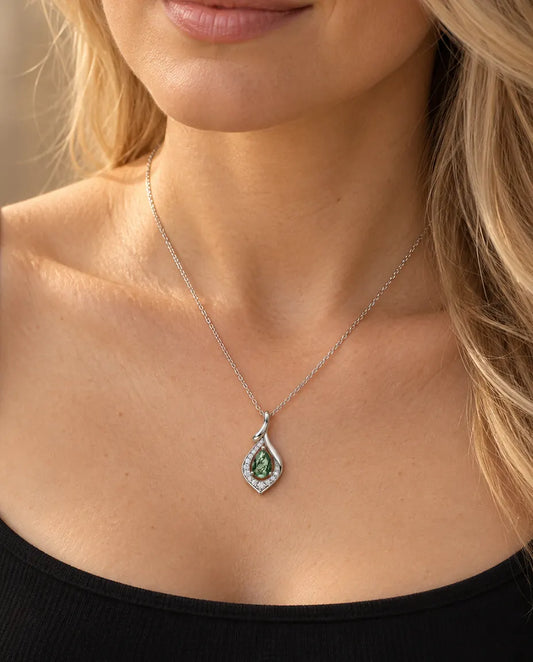 Collar de Ágata Musgosa en Forma de Pera en Plata 925 - llevado por una modelo, primer plano en la clavícula