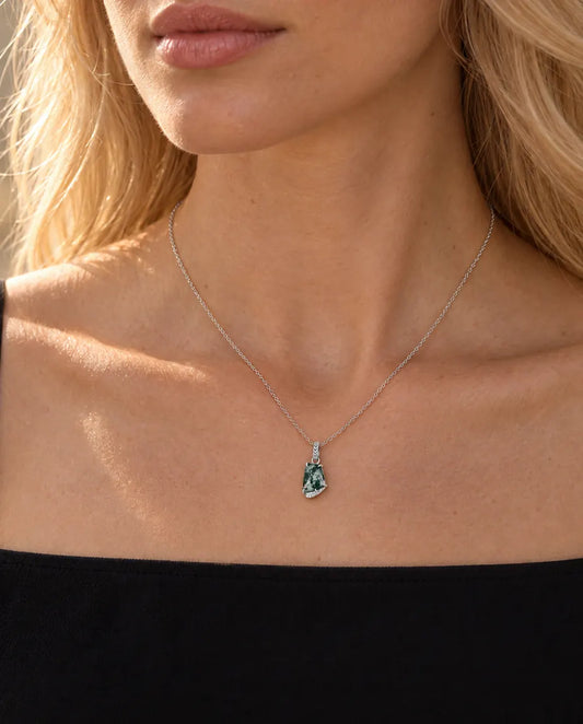 Collar de Ágata Musgosa Forma Libre en Plata 925 - llevado por una modelo, primer plano en la clavícula