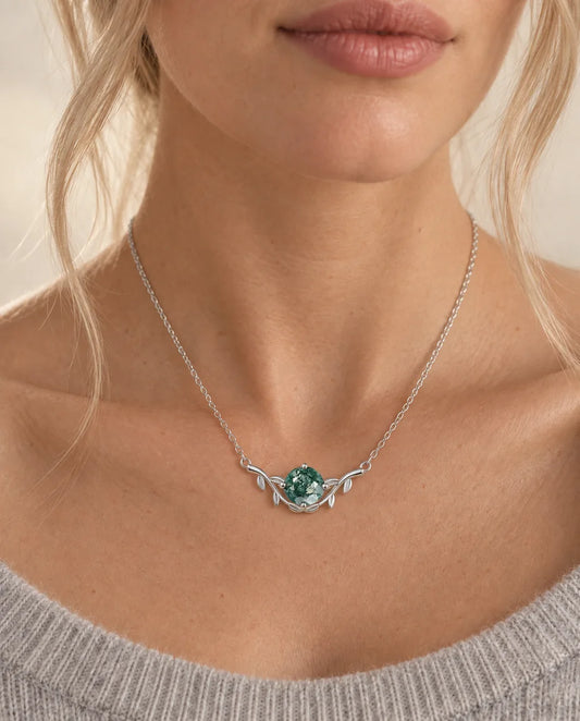 Collar de ágata musgosa - llevado por una modelo