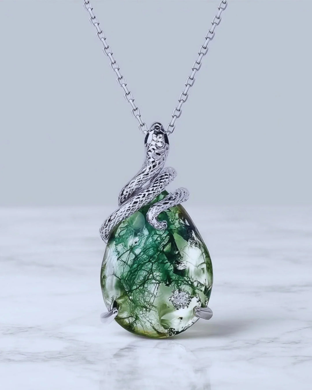 Collar de ágata musgosa – serpiente enroscada sobre talla pera, plata de ley 925 con baño blanco