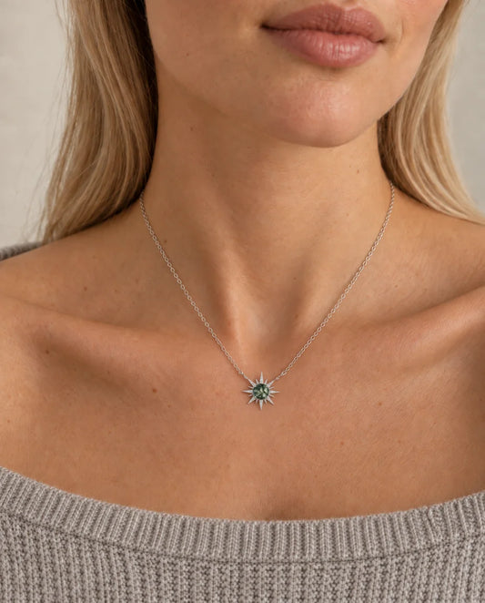 Collar de ágata musgosa - llevado por una modelo