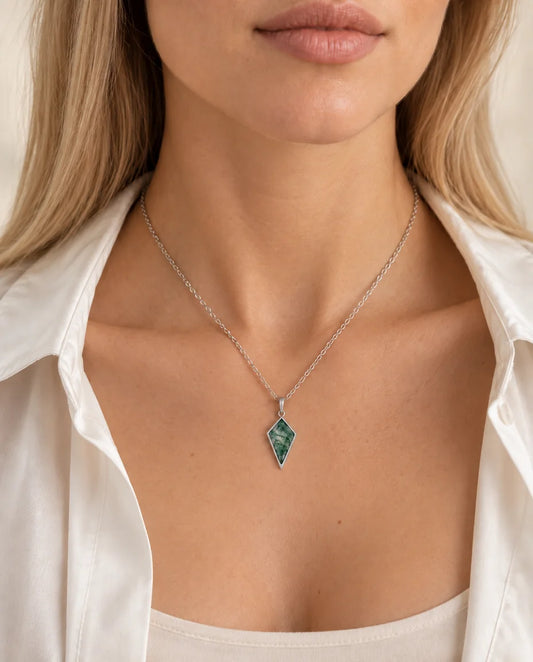 Collar de ágata musgosa - llevado por una modelo
