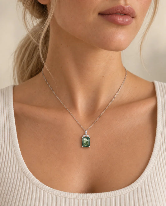 Collar de ágata musgosa - llevado por una modelo