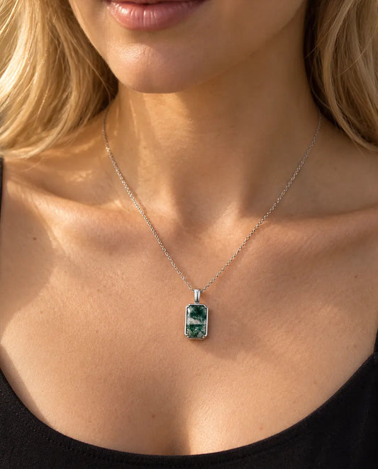 Collar de Ágata Musgosa Colgante Rectangular en Plata 925 - llevado por una modelo, primer plano en la clavícula
