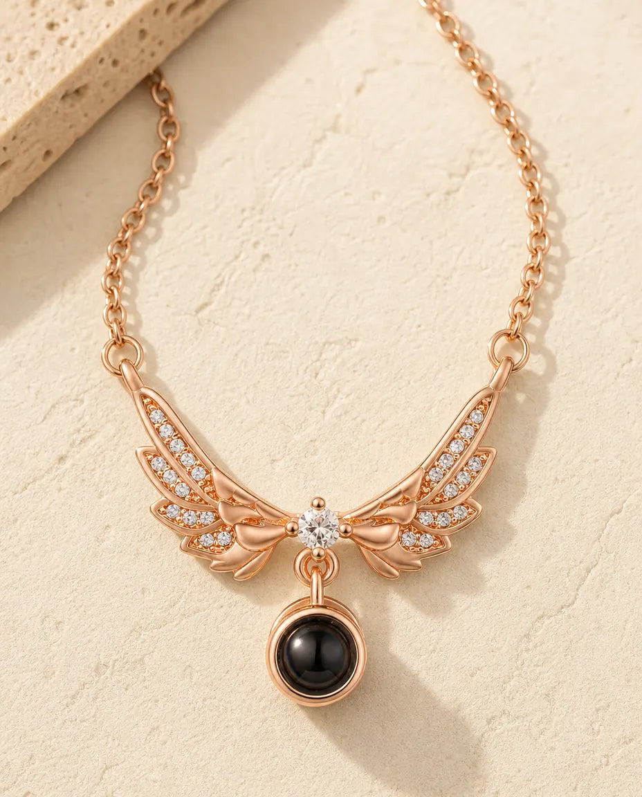 Collar de alas de ángel con foto dentro en oro rosa, alas de circonitas y tu foto escondida, regalo de recuerdo