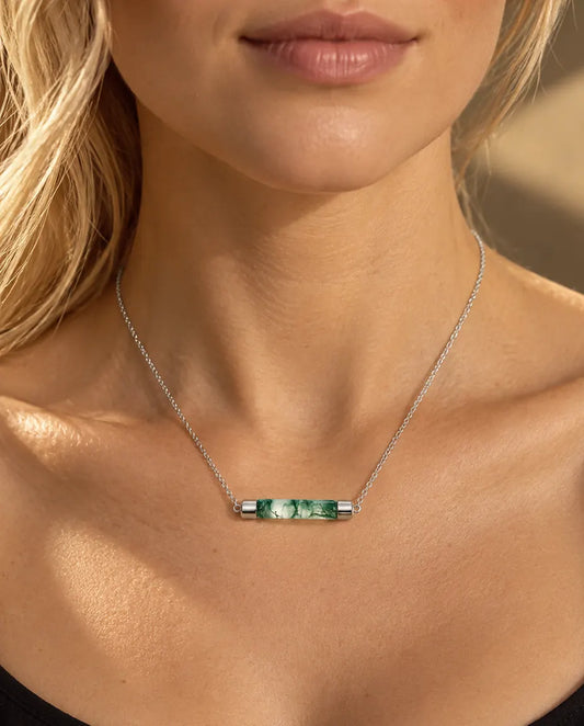 Collar de Barra de Ágata Musgosa en Plata 925 - llevado por una modelo, primer plano en la clavícula