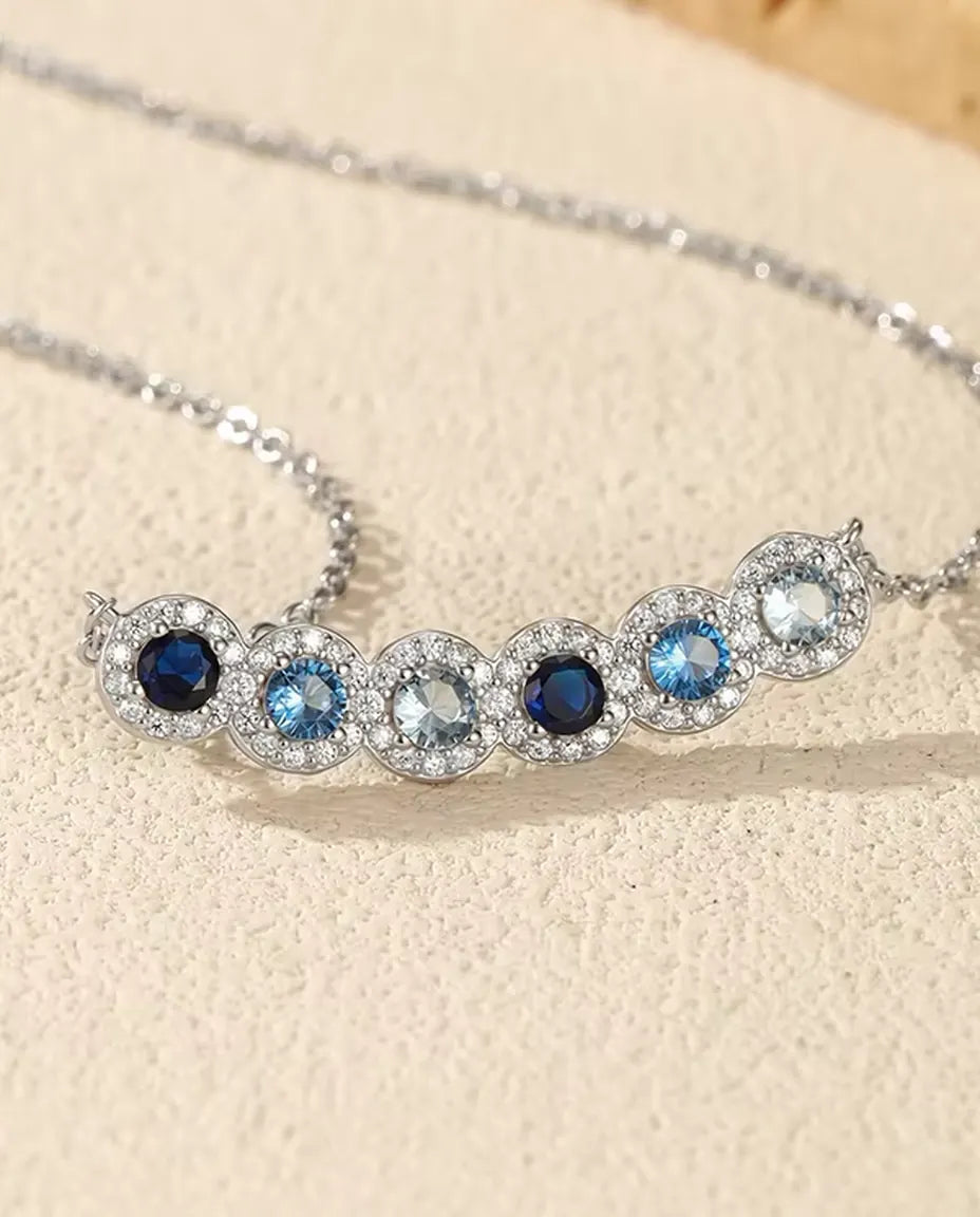 Collar Barra Degradado Azul - seis piedras azules con halo de pavé, barra curva de 34 mm, plata de ley 925