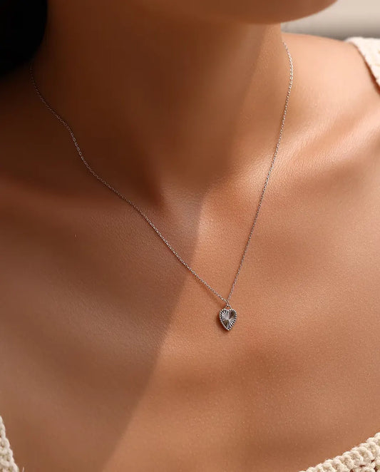 Collar con Colgante de Corazón en Plata 925 - llevado por una modelo
