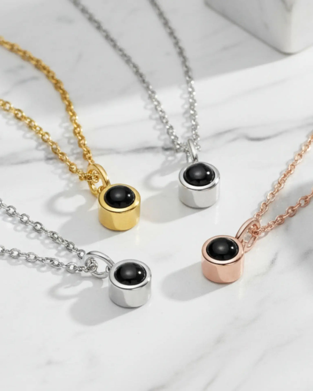 Collar con foto dentro – colgante redondo minimalista en cobre, cuatro acabados, regalo para ella