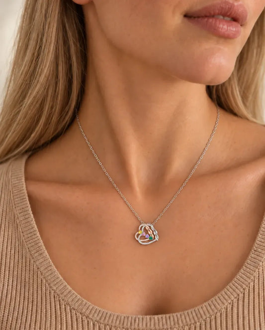 Collar con nombre - llevado por una modelo