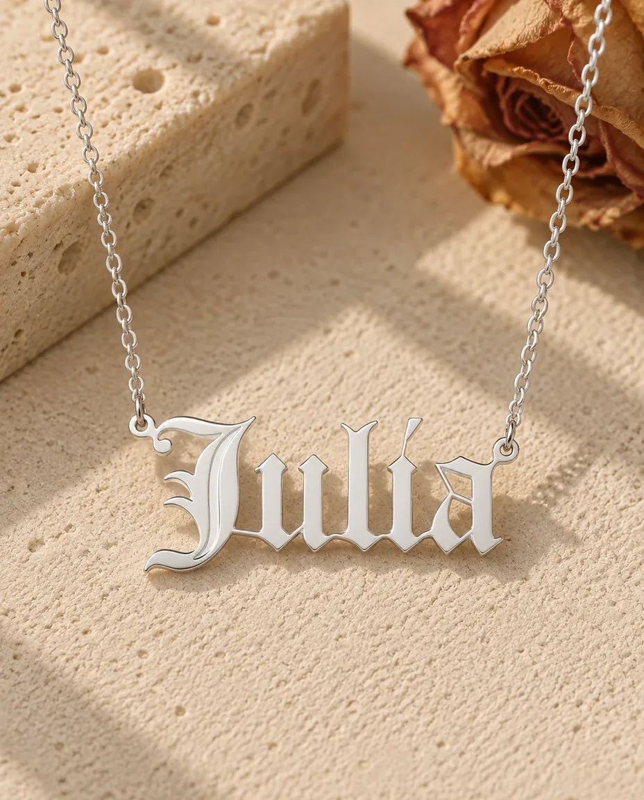 Collar con nombre en letra gótica Old English — plata de ley 925 en plata - vista frontal en plata