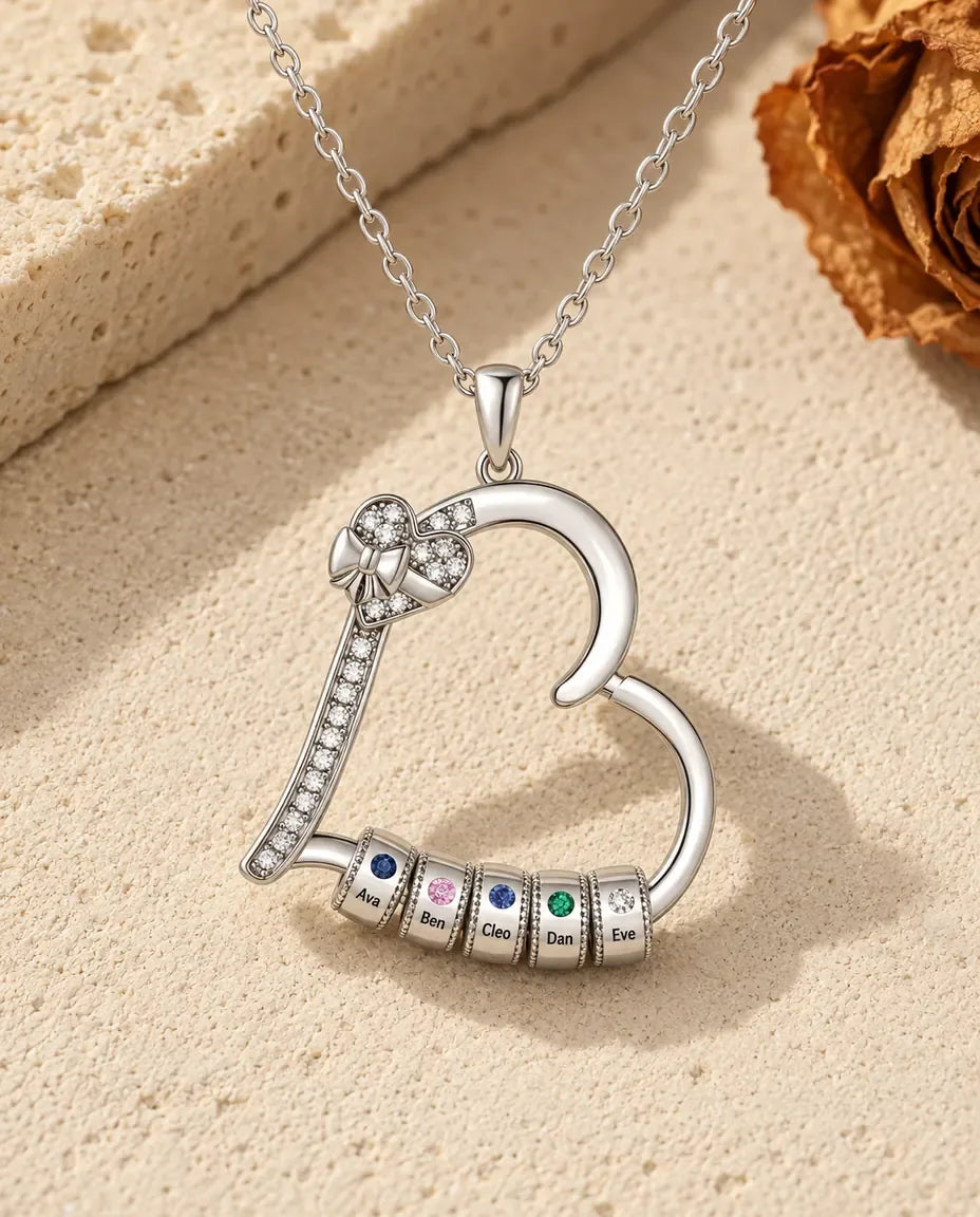 Collar familiar de corazones grabados - vista frontal en plata