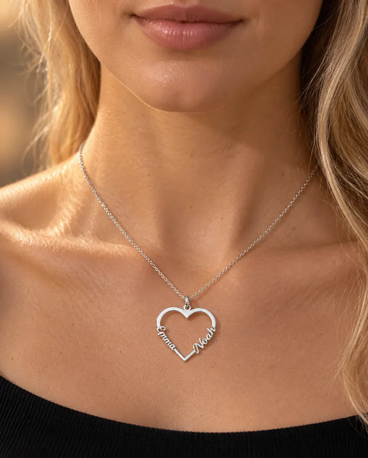 Collar Corazón con Dos Nombres en Plata de Ley 925 - llevado por una modelo