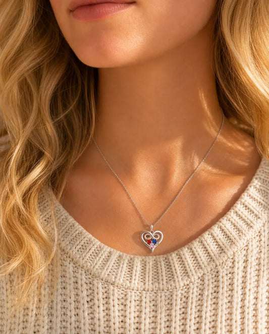 Collar de corazón con infinito - llevado por una modelo