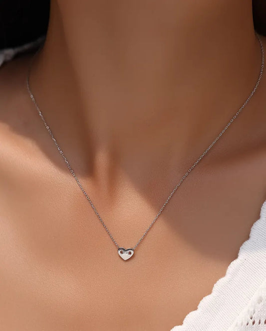 Collar con Corazón en Plata 925 - llevado por una modelo