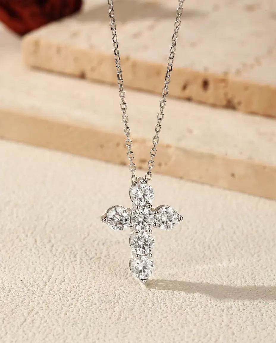 Collar Cruz de Moissanita - seis piedras de 0,50 ct color D, colgante de 17,5 x 22,5 mm, plata de ley 925