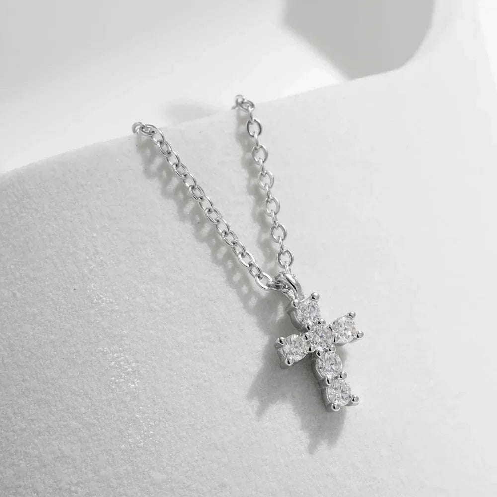 Collar cruz de Moissanita – seis piedras color D VVS1 en plata de ley 925, con certificado GRA