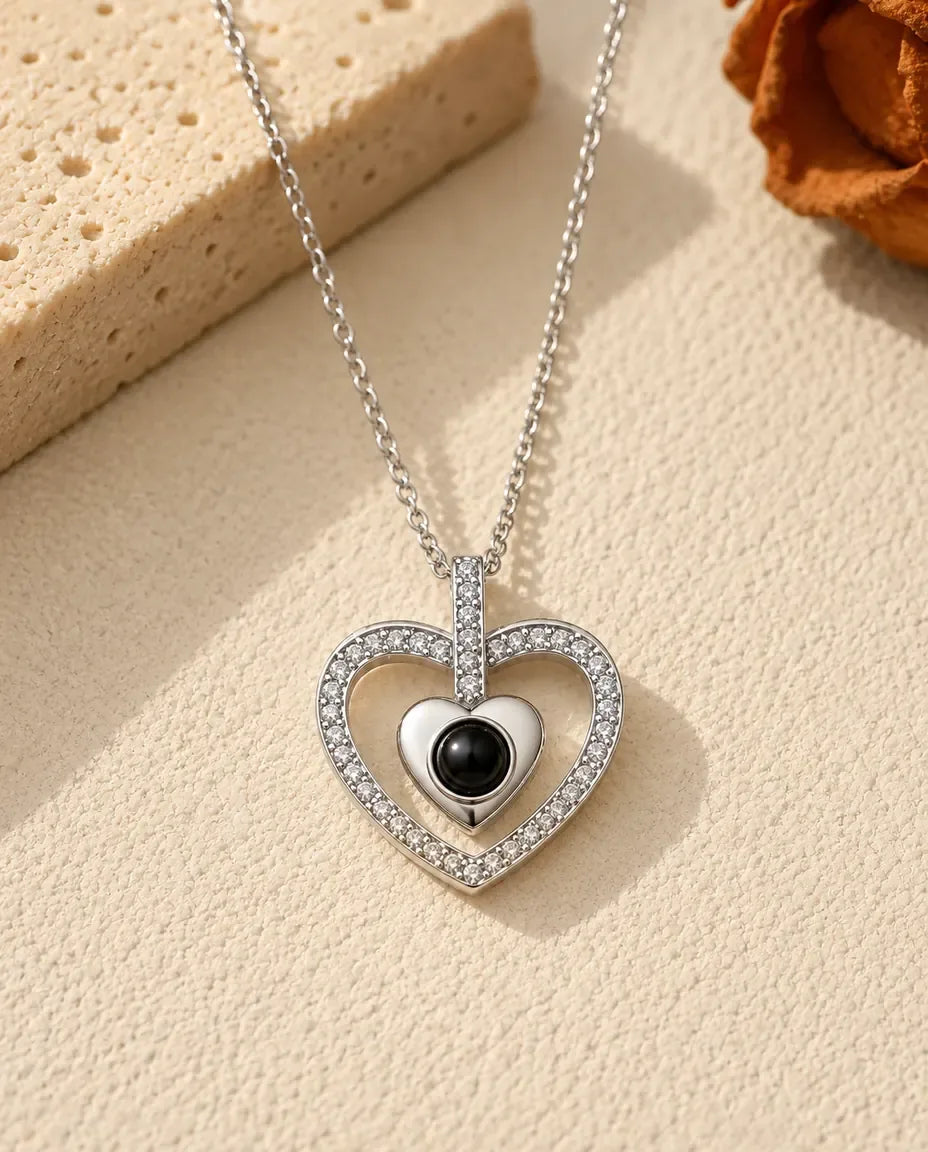Collar de doble corazón con foto dentro - vista frontal en plata