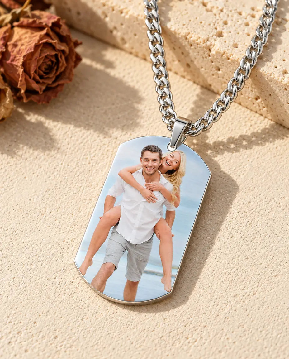 Collar con foto para hombre de acero de titanio con foto en color de una pareja