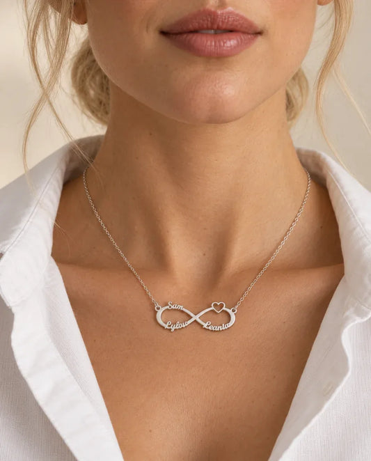 Collar infinito con tres nombres - llevado por una modelo