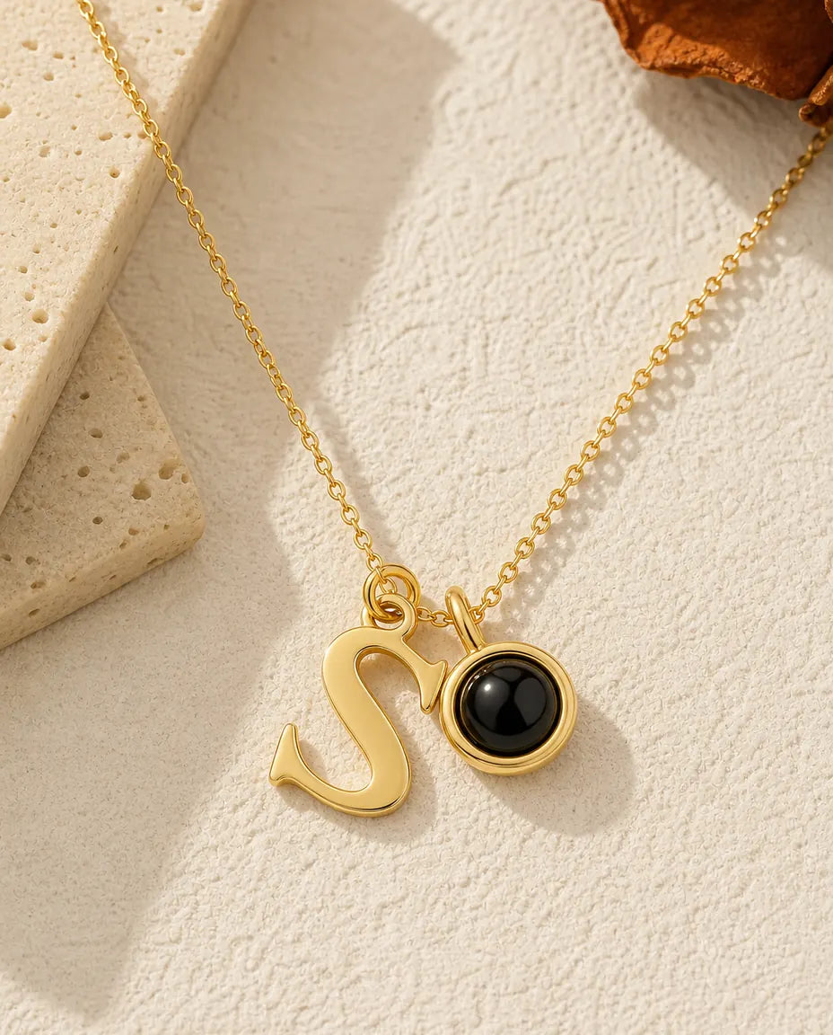 Collar con inicial dorada y foto dentro, letra caligráfica A–Z con tu foto en la bola, regalo de recuerdo