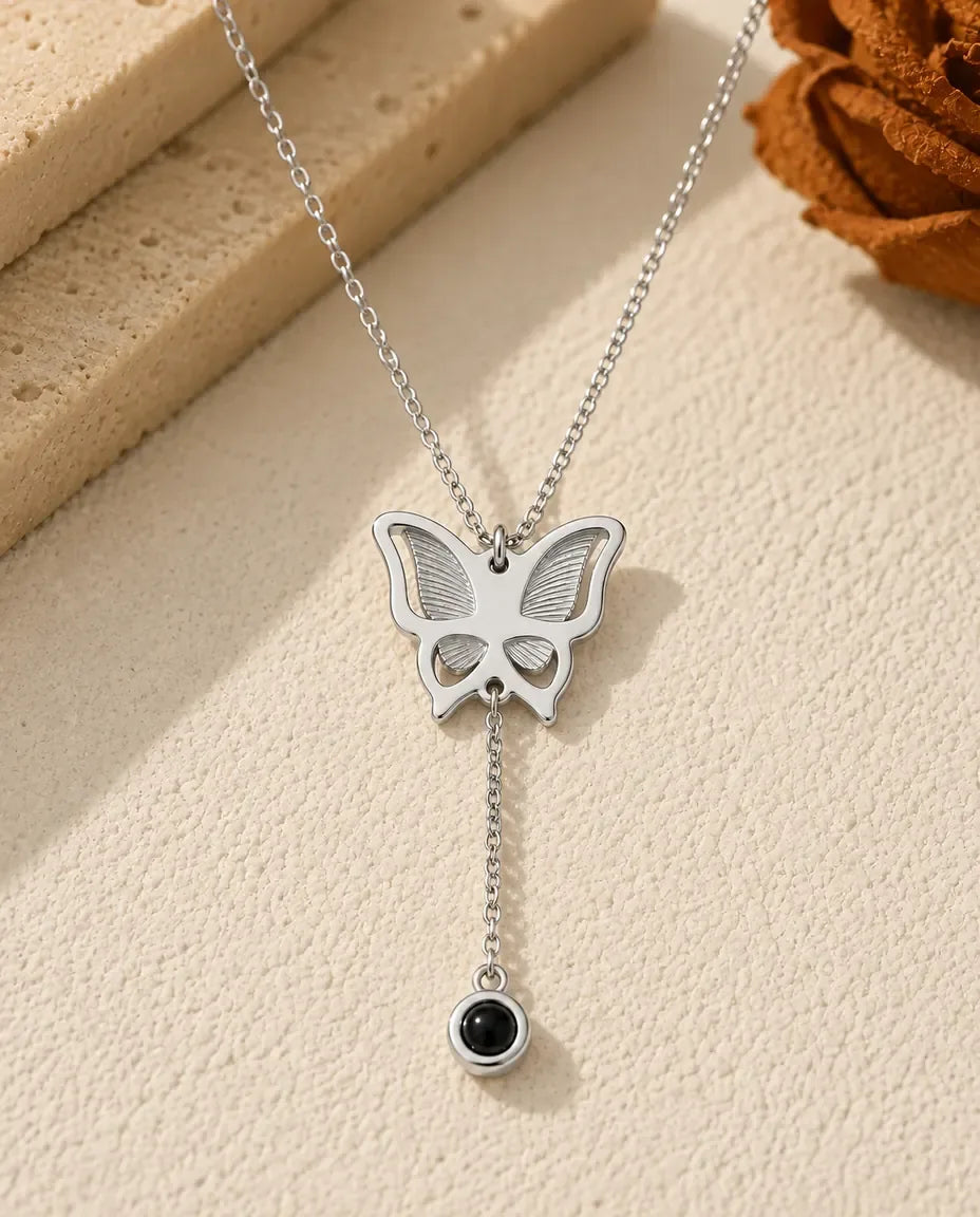 Collar de mariposa con foto dentro - vista frontal en plata