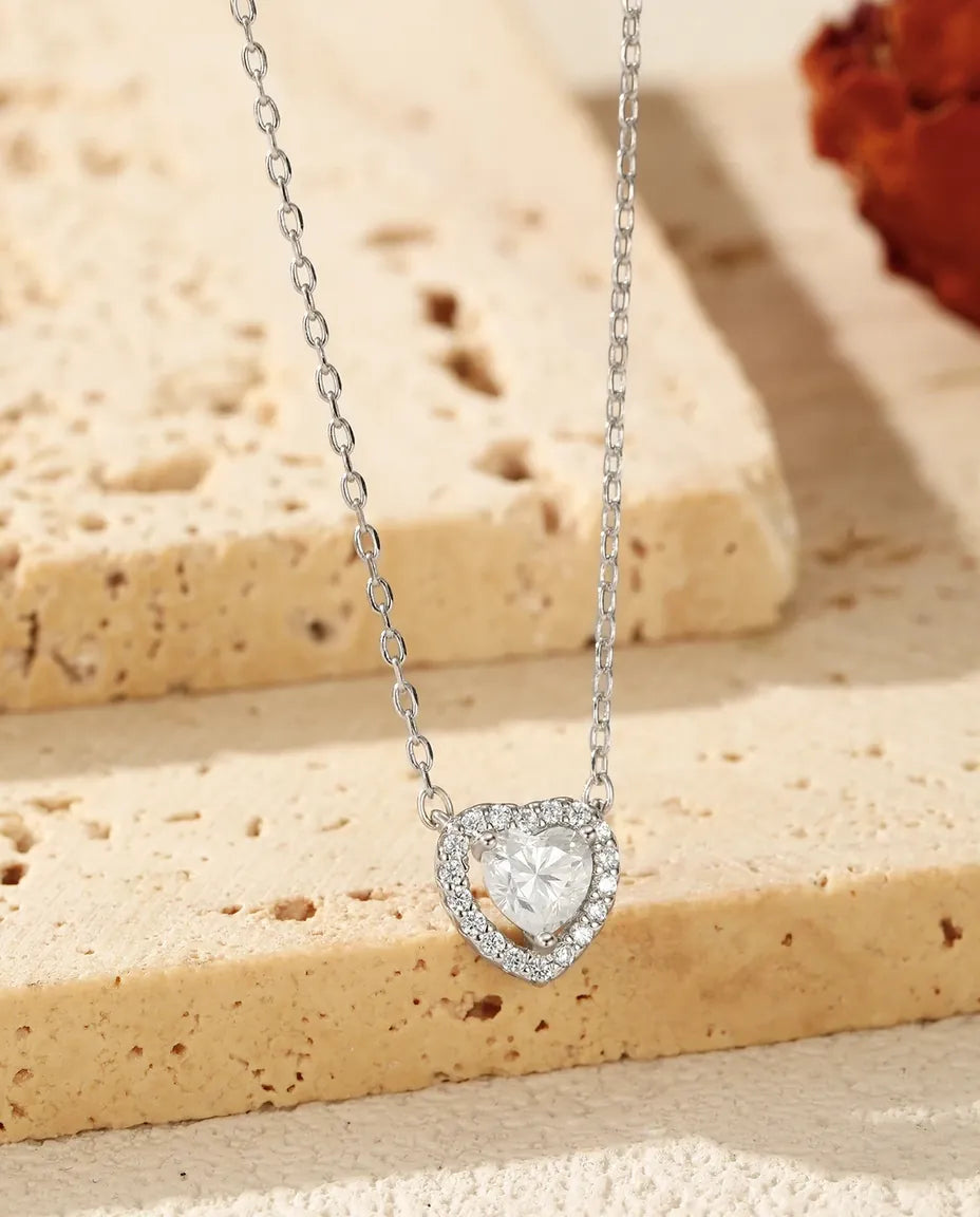 Collar de Moissanita Corazón – 0,5 ct talla corazón color D con halo en pavé, plata de ley 925