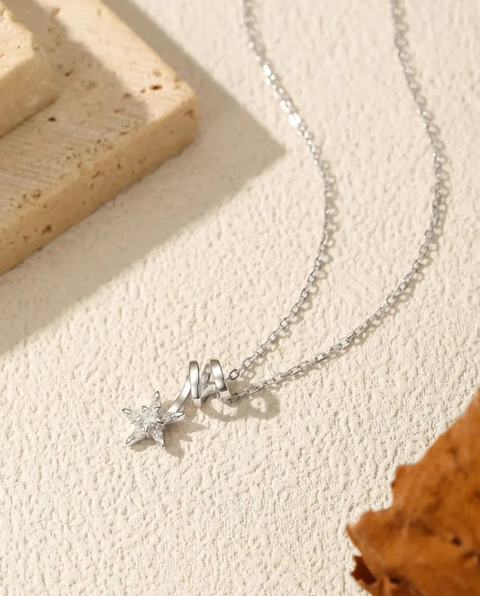 Collar de Moissanita con Estrella - piedra central de 2 mm, cinco acentos en pavé y eslabón espiral, plata 925