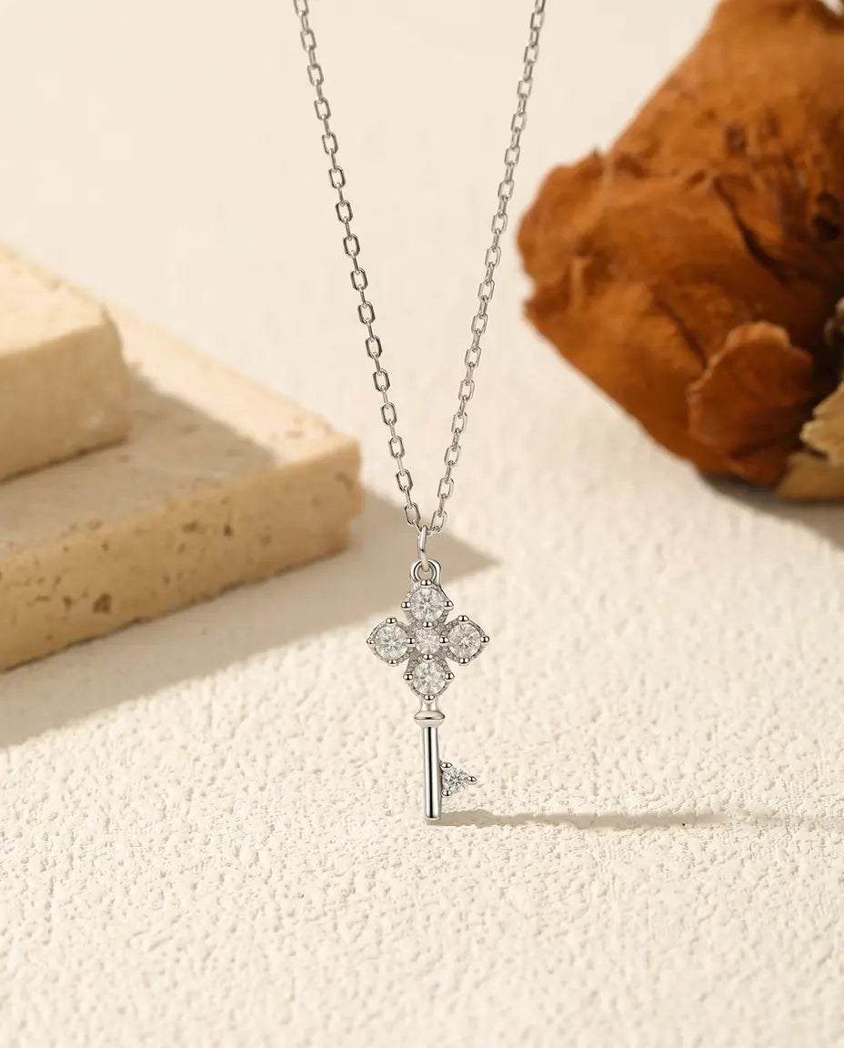 Collar de Moissanita con Llave – colgante de llave con cabeza de trébol en plata de ley 925 y seis piedras color D, 40+5 cm