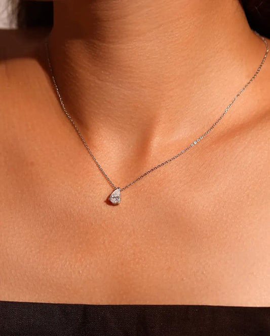 Collar de Moissanita Pera 1 ct en Plata 925 - llevado por una modelo, primer plano en la clavícula