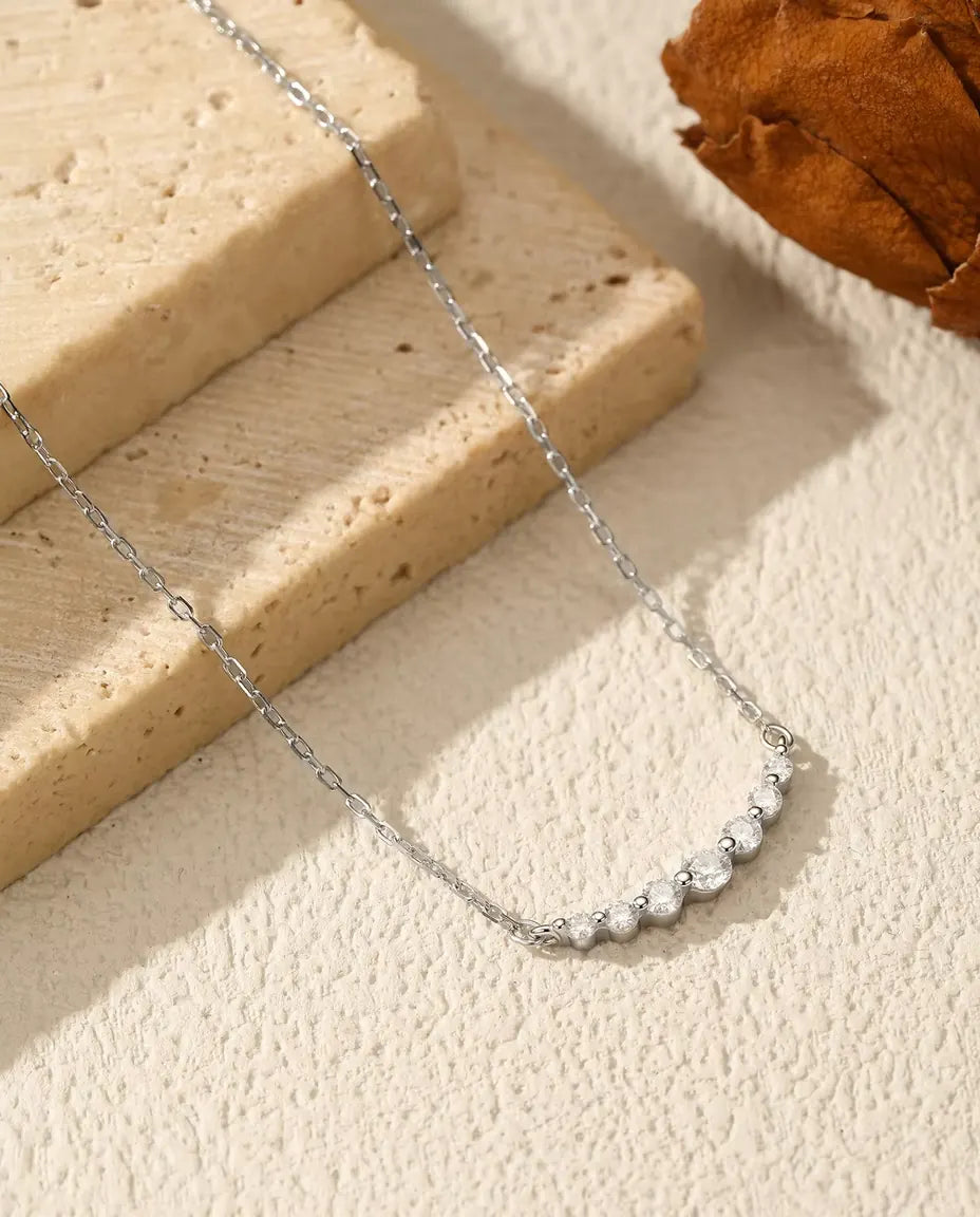 Collar de Moissanita de siete piedras – curva degradada color D en plata de ley 925, cadena de 40+5 cm