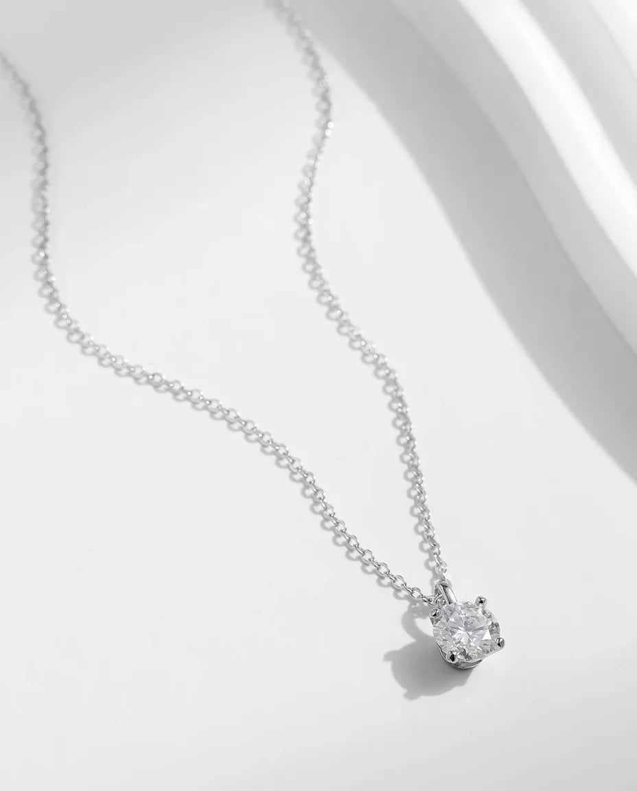 Collar de Moissanita Solitario – 1 ct color D VVS1 de 6,5 mm en cuatro garras, plata de ley 925