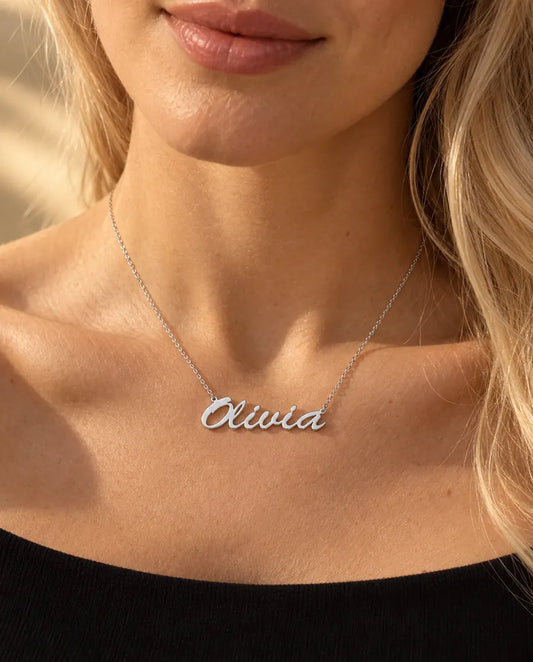 Collar con Nombre Personalizado en Plata de Ley 925 - llevado por una modelo