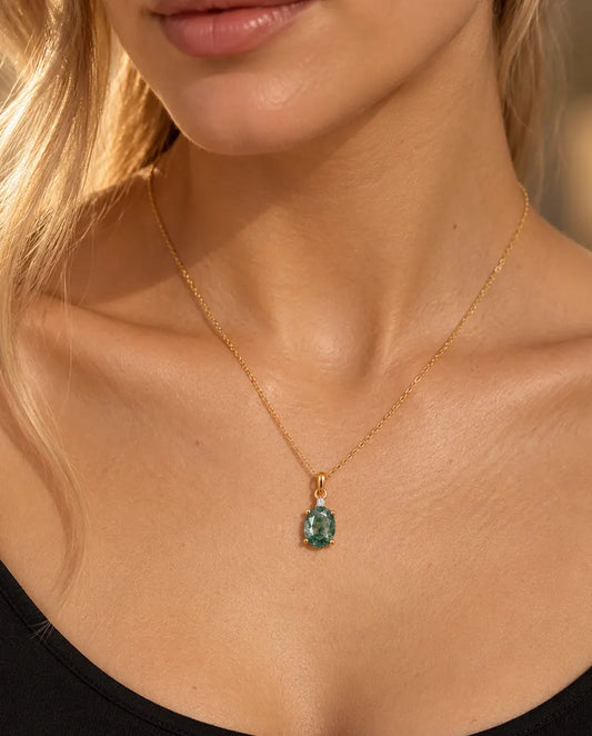 Collar Solitario de Ágata Musgosa Ovalada en Plata 925 Chapada en Oro - llevado por una modelo, primer plano en la clavícula