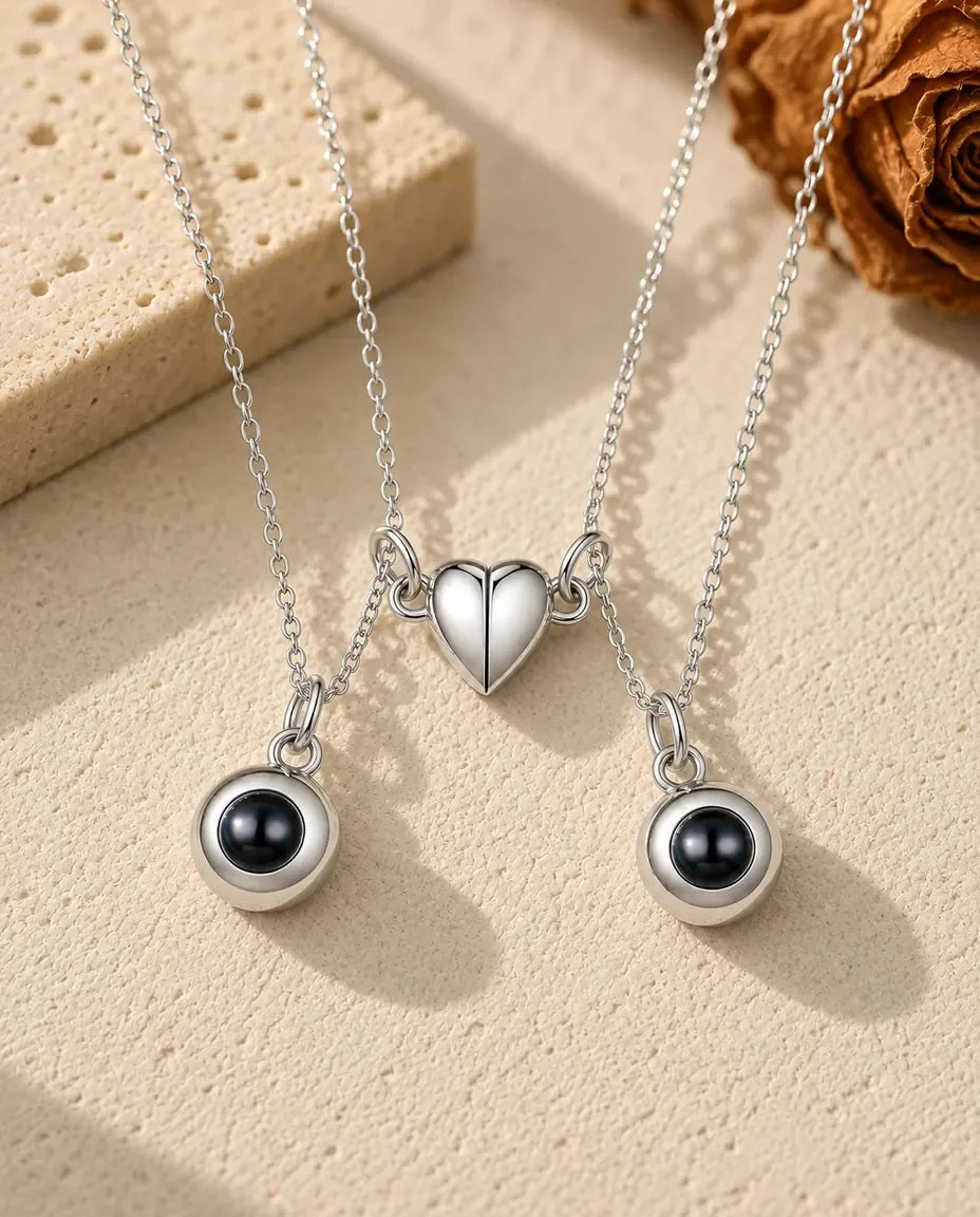 Collares de pareja con foto dentro - pareja a juego sobre una superficie