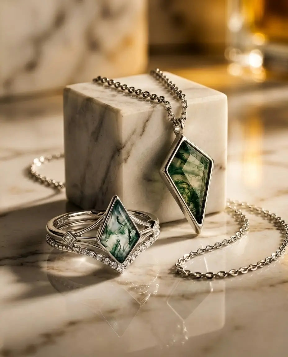 Conjunto de ágata musgosa – dúo de anillos talla cometa de 7x10 mm y collar a juego en plata de ley 925