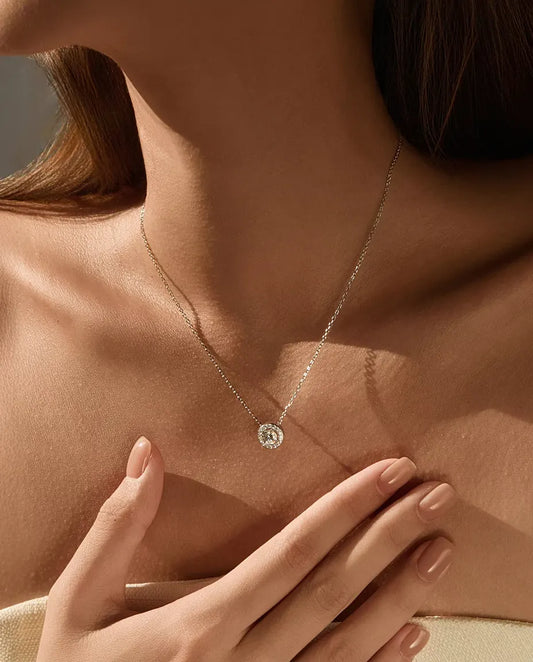 Conjunto de Moissanita Redonda con Halo en Plata 925 - collar llevado por una modelo