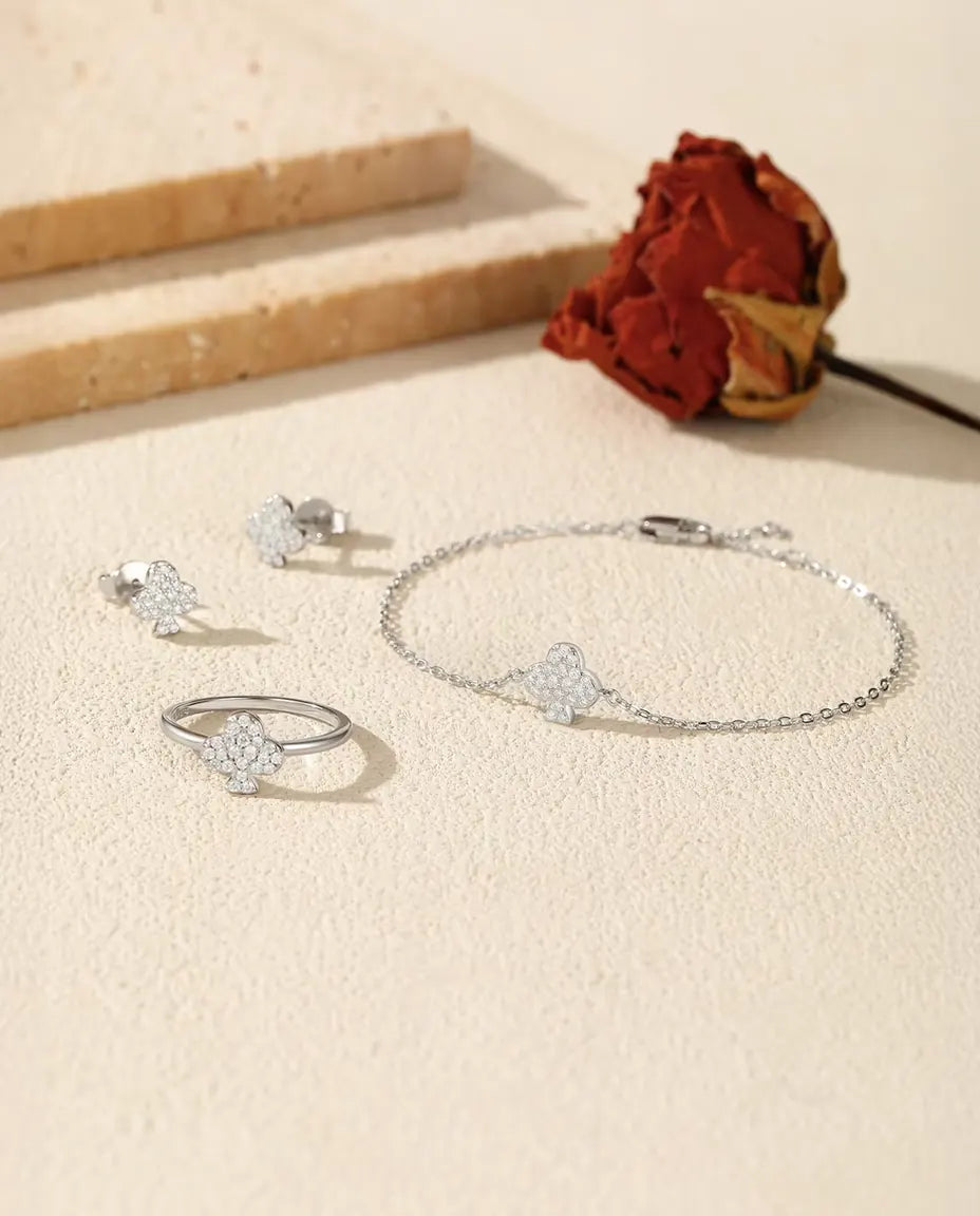 Conjunto de Moissanita con Trébol en Plata 925 – Pulsera, Anillo y Pendientes de Botón Pavé con el Trébol de la Baraja, Set de 3 Piezas para Ella