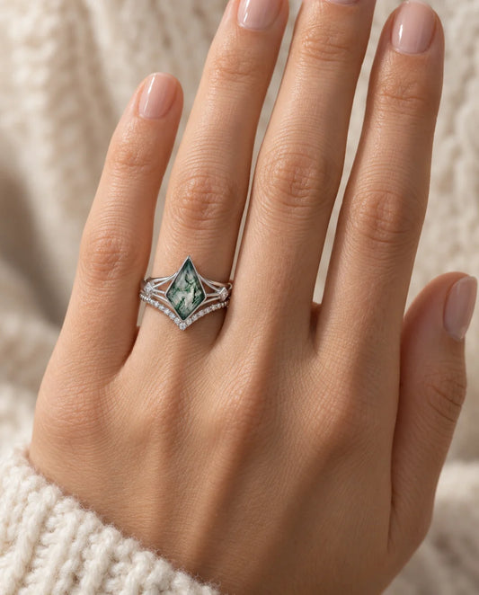 Dúo de anillos de ágata musgosa en talla cometa - llevado en la mano