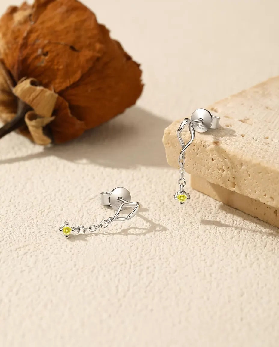 Pendientes de Moissanita Amarilla - piedras de 2 mm en cadena fina bajo un botón marquesa trenzado, plata 925
