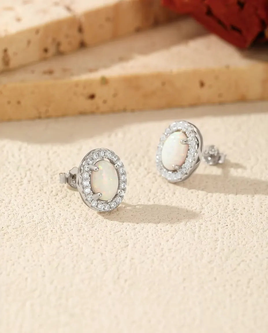 Pendientes de Ópalo en Plata 925 – Ópalo Blanco Oval de Laboratorio de 5 x 7 mm con Halo de Circonitas, Engaste de Cuatro Garras, Regalo para Ella