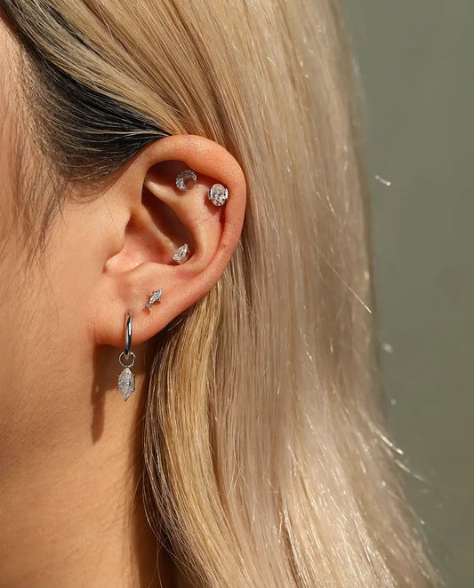 Pendientes Tiburón de Plata 925 con Moissanita - llevado por una modelo, plano más amplio de oreja y cuello