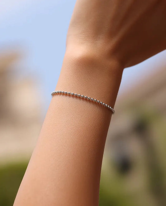 Pulsera de Bolitas Facetadas en Plata 925 - llevada en la muñeca al aire libre