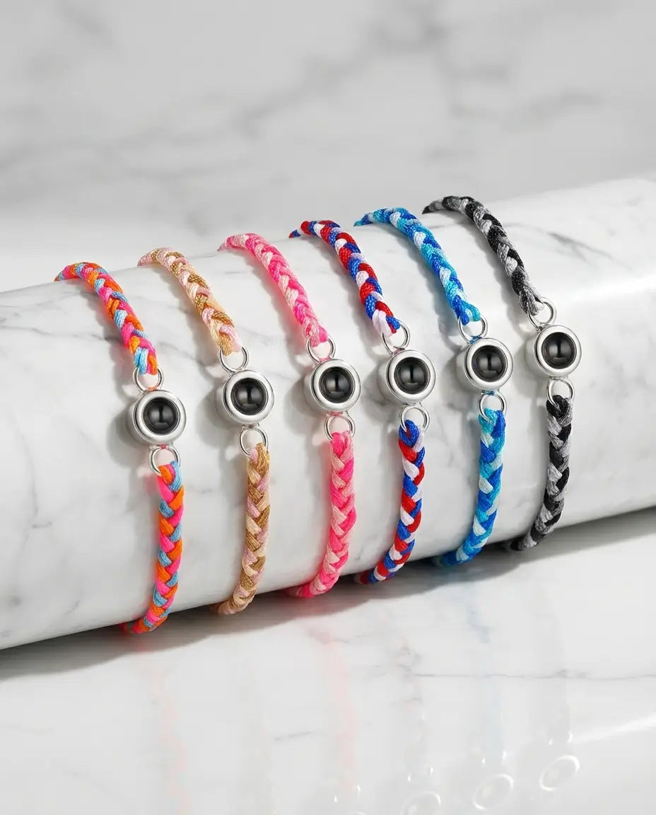 Pulsera con foto dentro – cuerda trenzada a mano y charm rodiado, para ella o para él