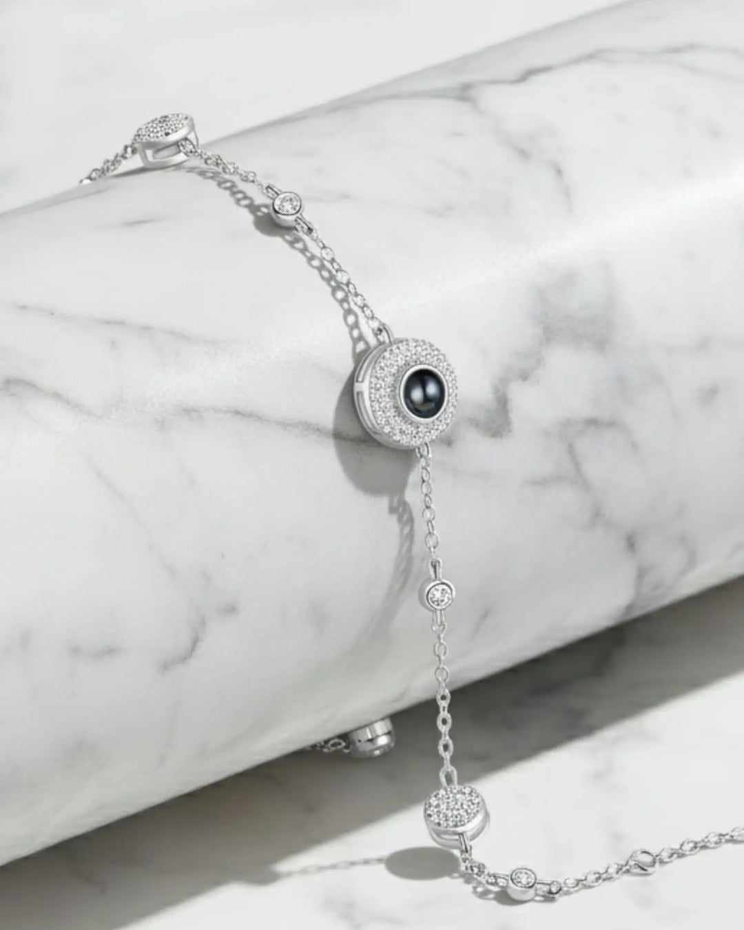Pulsera con Foto Dentro – Cadena Fina con Circonitas en Bisel y Halo Central, Regalo Discreto para Ella