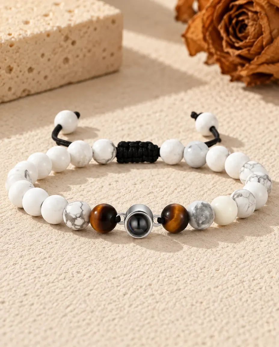 Pulsera con foto dentro - sobre una superficie
