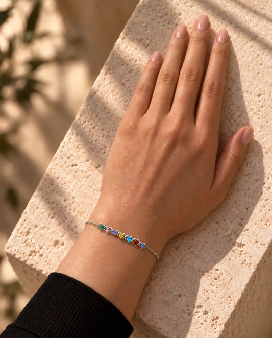 Pulsera con nombres grabados - llevado por una modelo